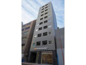 東京にあるELE hotel Ginza East - Vacation STAY 15879vの側面に看板がある高い建物