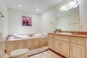 Phòng tắm tại Beautiful River Front Estate in North Georgia! +24 ảnh