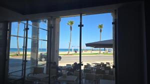 Restoran või mõni muu söögikoht majutusasutuses Super appartement vue sur piscine et la plage