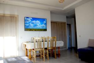 Televiisor ja/või meelelahutuskeskus majutusasutuses Super appartement vue sur piscine et la plage