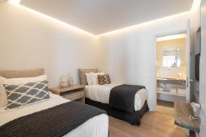 Voodi või voodid majutusasutuse NĒRO Suites by NOMÉE Hospitality Group toas