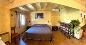 ein Schlafzimmer mit einem Bett in einem Holzzimmer in der Unterkunft Choco B&B in Telese
