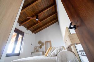 a bedroom with a bed and a wooden ceiling at Villa olimá in El Gastor +24 photos