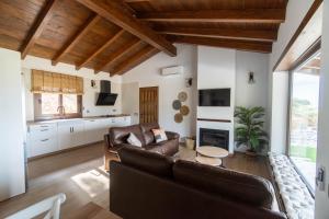 a living room with a couch and a table at Villa olimá in El Gastor
