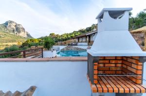 a barbecue on the roof of a house at Villa olimá in El Gastor
