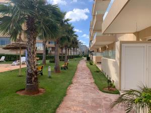 布兹尼盖Appartement de luxe avec vue sur mer的一座棕榈树旁的路边