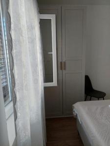 a bedroom with a bed and a window at Apartman Villeto in Stari Grad