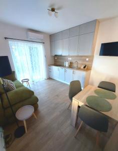 a living room with a couch and a table at Apartman Villeto in Stari Grad