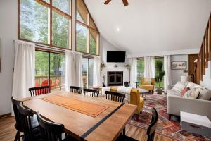 un salon avec une table et un canapé dans l'établissement Chalet w Hot Tub Deck Fire Pit Wifi Resort Fun, à Hedgesville