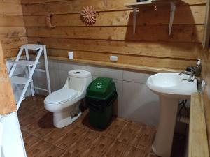 a bathroom with a toilet and a sink at Finca Colibrí Casa de campo in Porrosatí