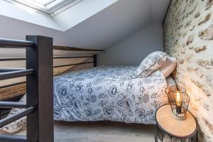 Postel nebo postele na pokoji v ubytování Le Ru De Biche - 20min Disney - SPA du 01 05 au 01 11 - paisible