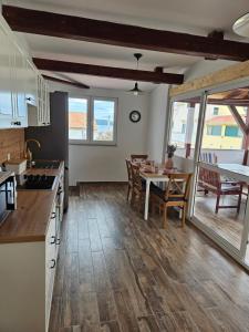 een keuken en eetkamer met een tafel en stoelen bij House Tereza in Vodice