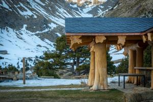 Peisaj natural din apropierea acestei cabane