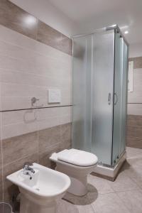 un bagno con wc, doccia e lavandino di Apartment Corso Alfieri from 1700s AC & Queen Bed ad Asti Altre 12 foto