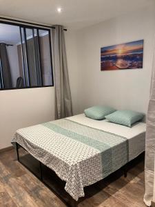 une chambre avec un lit et une fenêtre dans l'établissement Le chant des vagues, à Marseille