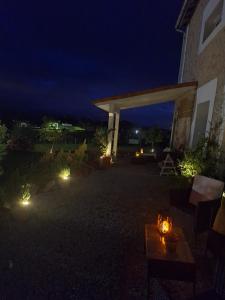 A garden outside La buganvilla en Udias alojamiento