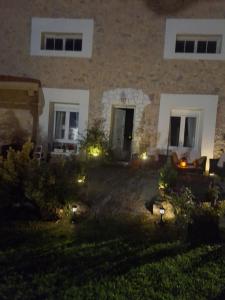 A garden outside La buganvilla en Udias alojamiento