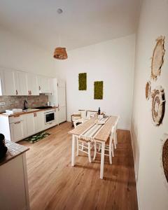 una cucina con un tavolo di legno in una stanza di La Rosa di Candy a Brindisi