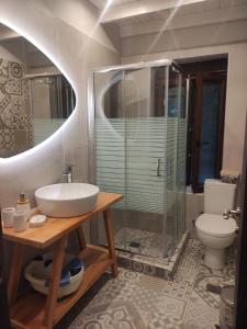 Koupelna v ubytování Stonehouse Karidis + 37 fotografií