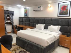 Kawruky Hotel Benin客房内的一张或多张床位