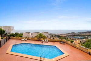 una piscina en la azotea de un edificio en Balcon Smart Home Hi-End Services Media Streaming, en Adeje