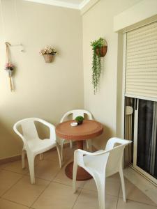 ベラトにあるGuest House Shytiのテーブルと椅子 +11枚の写真