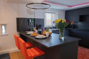une cuisine avec une table avec un vase de fleurs dans l'établissement The Hayloft, Sewerby, Bridlington, Wi-Fi & Parking, à Bridlington