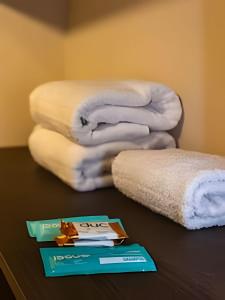 two towels are sitting on a table with a book at Departamentos Amarelo, excelente ubicación in San Rafael