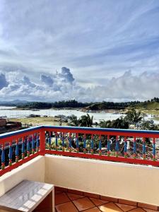 a balcony with a bench and a view of the water at apartamento duplex con balcon y vista a la represa in Guatapé