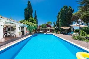 Bazén v ubytování Villa Collina dei Pini nebo v jeho okolí