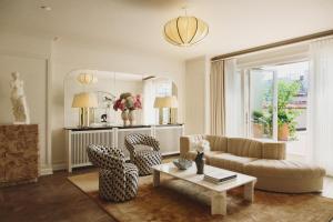A seating area at Hotel Bella Grande