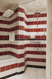 A bathroom at Hotel Bella Grande