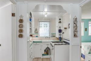 Kuchyň nebo kuchyňský kout v ubytování Quaint Avalon Cottage Less Than Half-Mi to Beaches!