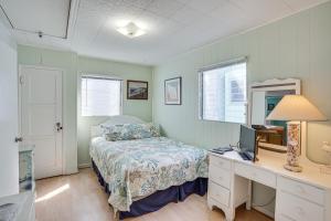 Postel nebo postele na pokoji v ubytování Quaint Avalon Cottage Less Than Half-Mi to Beaches!