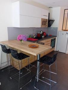 Gallery image of Maison au calme à l'intérieur du golf de Ploëmel, entre terre et mer, 2 chambres, 10 min des plages in Ploemel