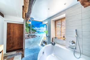 Koupelna v ubytování Ancien Corps de Ferme Jardin Jacuzzi 30 min Paris + 56 fotografií