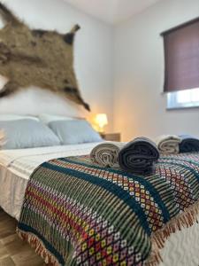 un letto con una coperta colorata sopra di Sado Guest House ad Alcácer do Sal