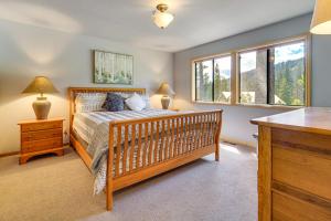 Ένα ή περισσότερα κρεβάτια σε δωμάτιο στο Close to Ski Slopes Tahoe Ski Chalet with Fireplace