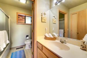 Ένα μπάνιο στο Close to Ski Slopes Tahoe Ski Chalet with Fireplace +23 φωτογραφίες