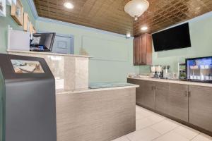 Kuchyň nebo kuchyňský kout v ubytování Sather Berkeley - SureStay Collection by Best Western
