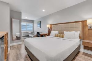 Postel nebo postele na pokoji v ubytování Sather Berkeley - SureStay Collection by Best Western