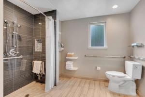 Koupelna v ubytování Sather Berkeley - SureStay Collection by Best Western + 26 fotografií