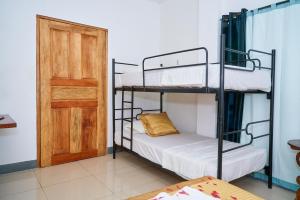 een kamer met 2 stapelbedden en een deur bij Terraza Catedral Hostel in León