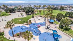 Bazén v ubytování Highly rated Best Beach! AC Luxury KING Beds! nebo v jeho okolí