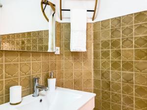 Koupelna v ubytování Casa Pais by Portus Alacer + 30 fotografií