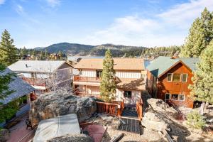 eine Luftaufnahme eines Hauses mit Blick auf einen See in der Unterkunft Boulder Bay Chalet Lakefront - Elegantly decorated with Hot Tub and Game Room! in Big Bear Lake