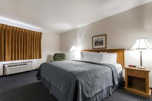Postel nebo postele na pokoji v ubytování Quality Inn & Suites Goldendale