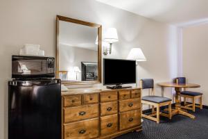 TV a/nebo společenská místnost v ubytování Quality Inn & Suites Goldendale