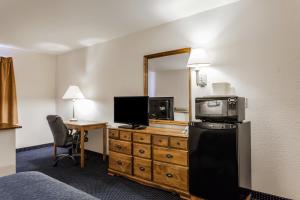 TV a/nebo společenská místnost v ubytování Quality Inn & Suites Goldendale