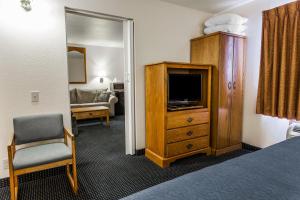 TV a/nebo společenská místnost v ubytování Quality Inn & Suites Goldendale